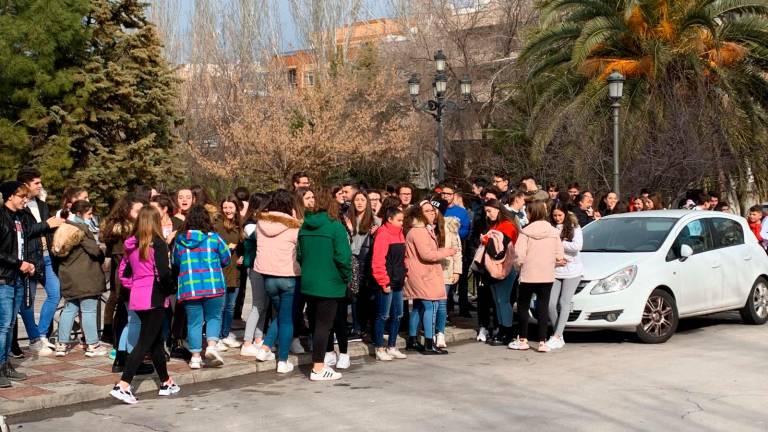 Alumnos torrecampeños piden en la calle arreglar la calefacción