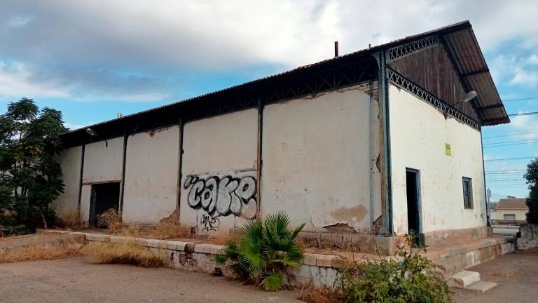 El pertinaz abandono de las instalaciones ferroviarias de Espeluy El pertinaz abandono de las instalaciones ferroviarias de Espeluy