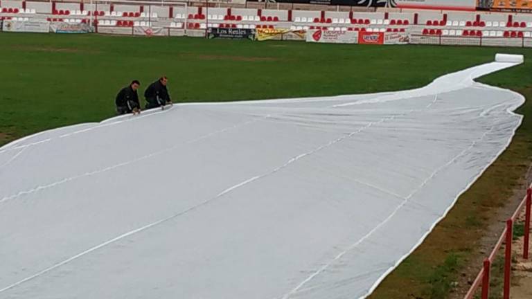 El Estadio “Ciudad de Martos” se somete a labores de mantenimiento