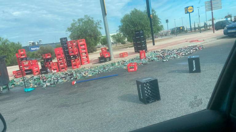 Un camión de refrescos vuelca en la rotonda del Jaén Plaza Un camión de refrescos vuelca en la rotonda del Jaén Plaza