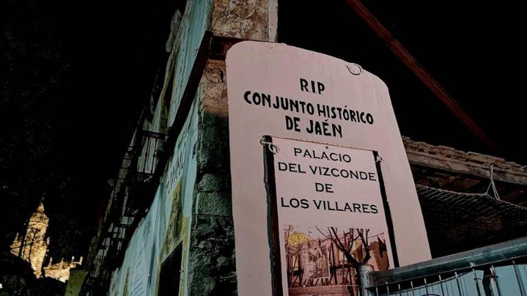 Lápidas anuncian la muerte del conjunto histórico local Lápidas anuncian la muerte del conjunto histórico local
