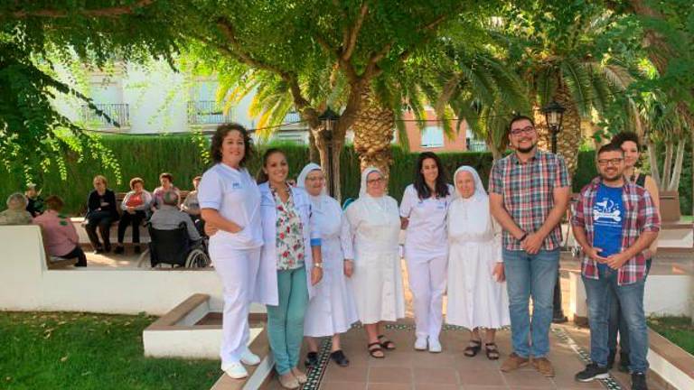 Los mayores participan en un taller emocional con perros