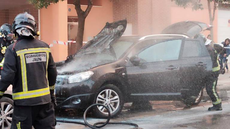 Rápida intervención de los bomberos en el incendio de un coche en el Bulevar de Jaén Rápida intervención de los bomberos en el incendio de un coche en el Bulevar de Jaén