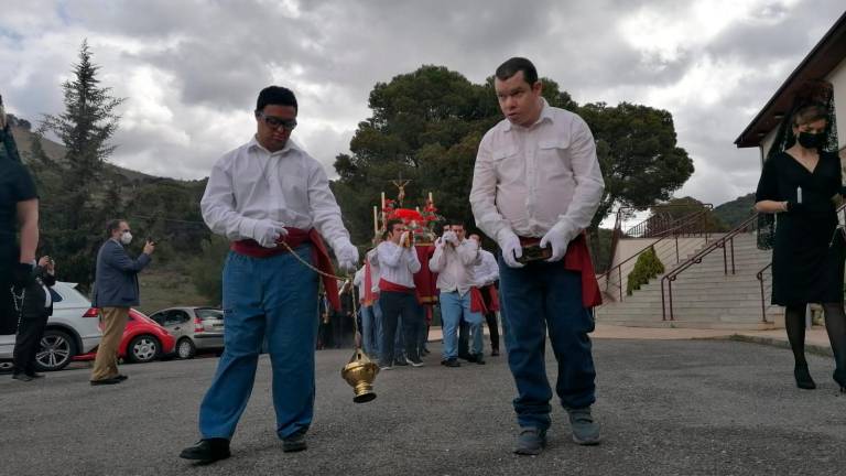 Emotiva procesión de la Residencia Entrepinares en Cambil Emotiva procesión de la Residencia Entrepinares en Cambil