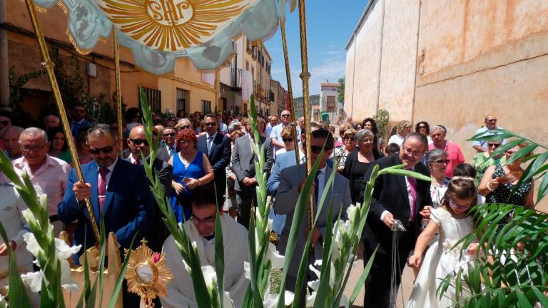 Rostros repletos de emoción entre los jóvenes durante el Corpus Christi Rostros repletos de emoción entre los jóvenes durante el Corpus Christi