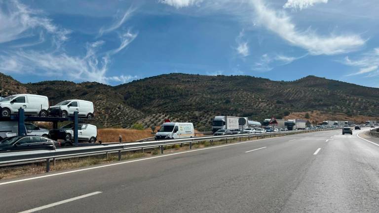 Accidente en la A-44 por el vuelco de un camión cargado de coches con un herido Accidente en la A-44 por el vuelco de un camión cargado de coches con un herido