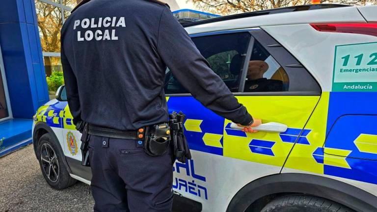 Un agente de la Policía Local junto a un vehículo. / Policía Local Jaén. 