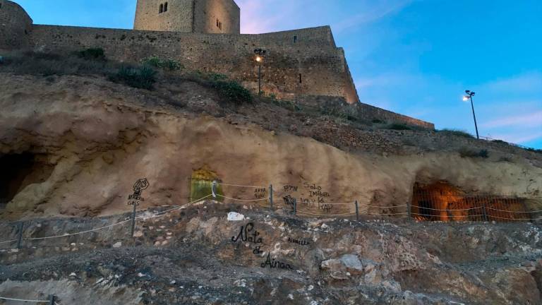 Pintadas junto al Castillo Calatravo de Alcaudete