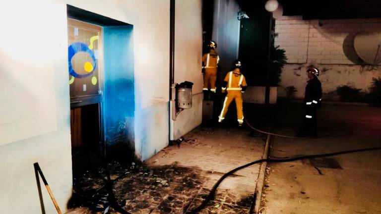 Los Bomberos extinguen un incendio en Onda Jaén Los Bomberos extinguen un incendio en Onda Jaén