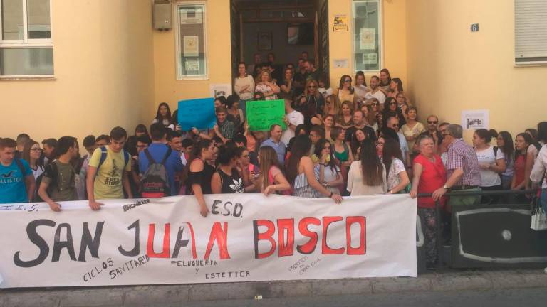Protesta de familias y alumnos del instituto San Juan Bosco Protesta de familias y alumnos del instituto San Juan Bosco
