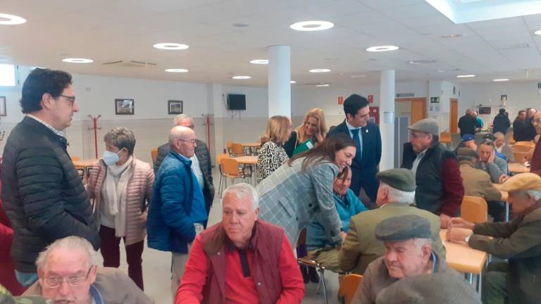 Consejera y alcalde se marcan un baile: Visita al Centro de Mayores de Alcalá la Real Consejera y alcalde se marcan un baile: Visita al Centro de Mayores de Alcalá la Real