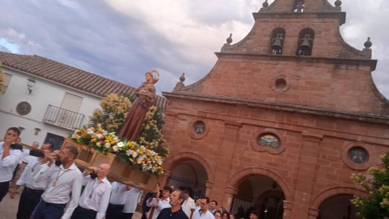 Devoción por San Antonio de Padua, con agua incluida, en Navas de Tolosa Devoción por San Antonio de Padua, con agua incluida, en Navas de Tolosa