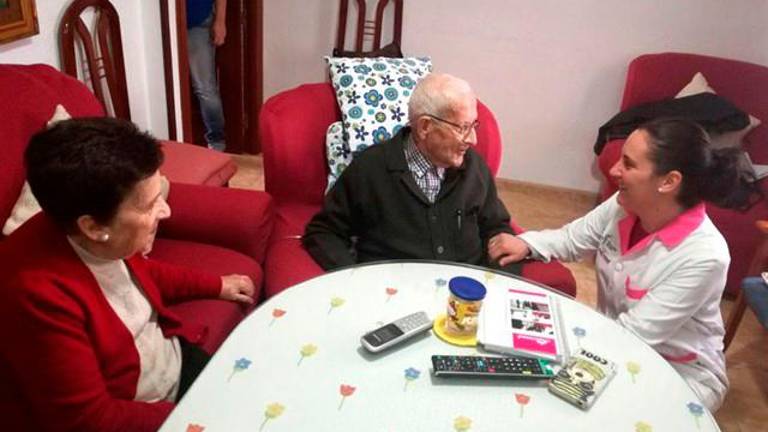 Cerca de 7.000 personas han sido atendidas este año a través del Servicio de Ayuda a Domicilio Cerca de 7.000 personas han sido atendidas este año a través del Servicio de Ayuda a Domicilio