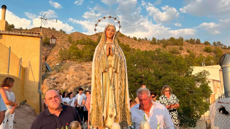 La Virgen de Fátima procesiona a la luz del atardecer estival en Ceal La Virgen de Fátima procesiona a la luz del atardecer estival en Ceal