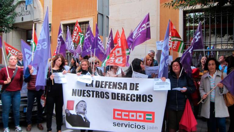 Las empleadas exigen sus nóminas Las empleadas exigen sus nóminas