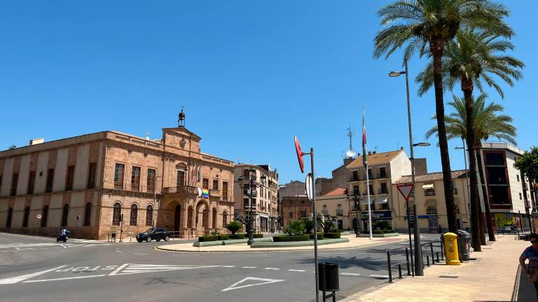 Linares, bajo un sol abrasador: “Faltan zonas verdes para refugiarse” Linares, bajo un sol abrasador: “Faltan zonas verdes para refugiarse”