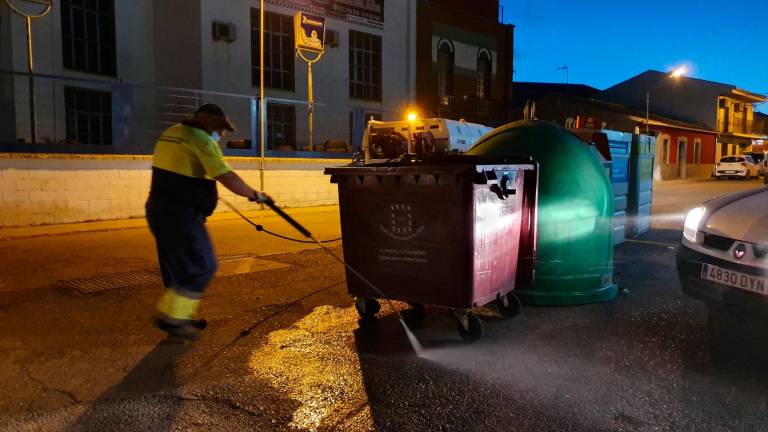 Trabajos de desinfección lavado de los contenedores