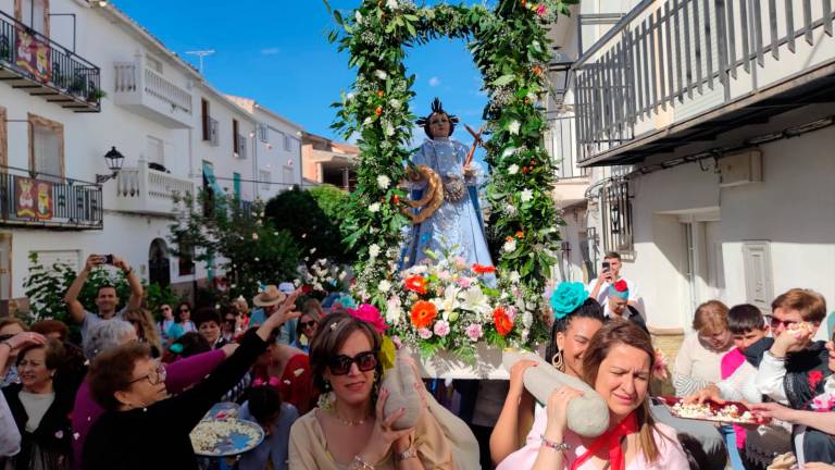 Pétalos para rendir honores a San Gregorio en Pozo Alcón Pétalos para rendir honores a San Gregorio en Pozo Alcón