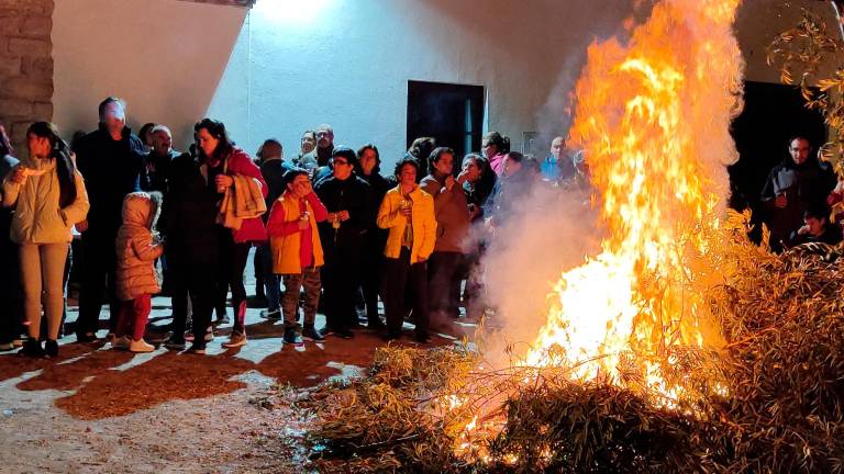 Sabiote, al calor de la hoguera por San Antón Sabiote, al calor de la hoguera por San Antón