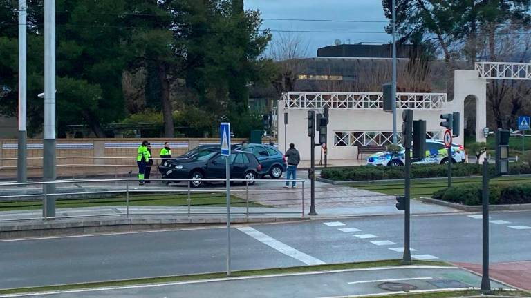 Dos coches chocan tras embestir uno a otro en Jaén Dos coches chocan tras embestir uno a otro en Jaén