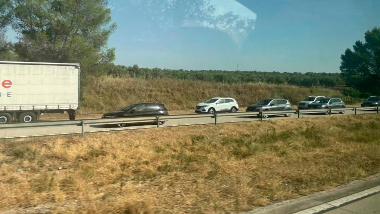 Grandes retenciones en la A-4, pese a su reapetura al tráfico, tras el vuelco de un camión en Guarromán Grandes retenciones en la A-4, pese a su reapetura al tráfico, tras el vuelco de un camión en Guarromán