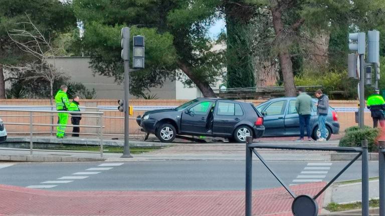 Dos coches chocan tras embestir uno a otro en Jaén Dos coches chocan tras embestir uno a otro en Jaén