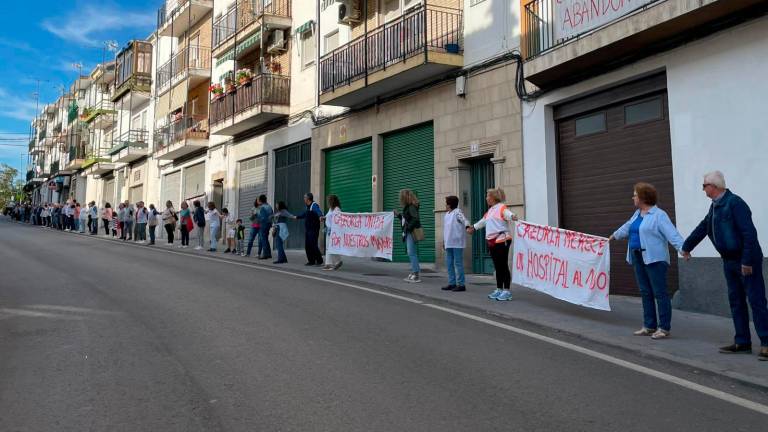 Una cadena humana protesta en Cazorla contra el traslado del centro de salud Una cadena humana protesta en Cazorla contra el traslado del centro de salud