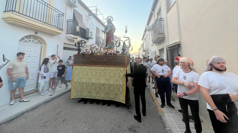 Santa Isabel irradia luz a su paso por el barrio jiennense Santa Isabel irradia luz a su paso por el barrio jiennense