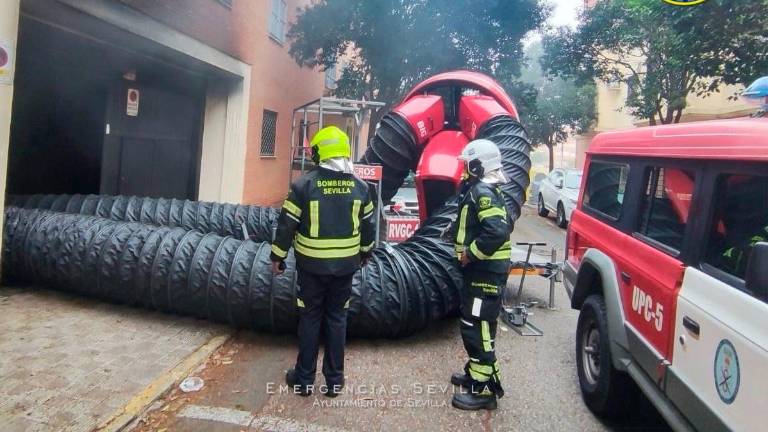 Más de 90 familias desalojadas en Sevilla por un incendio en un garaje Más de 90 familias desalojadas en Sevilla por un incendio en un garaje