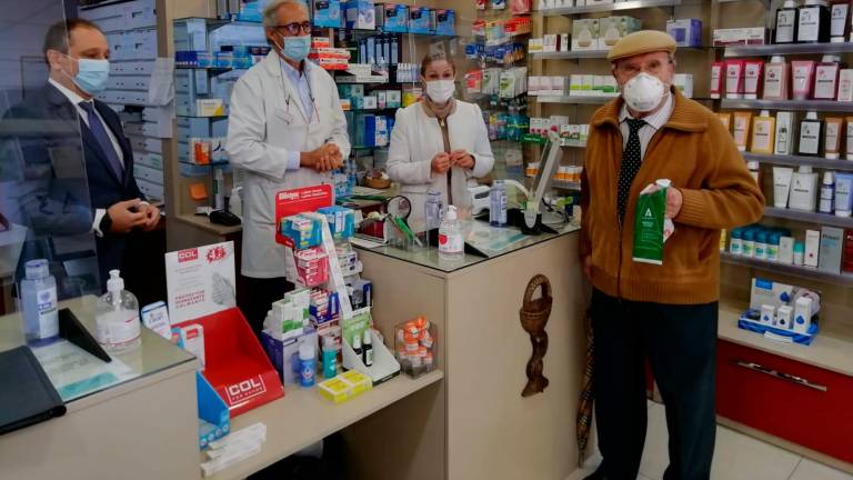 Salud recuerda a los mayores de 65 años la importancia de recoger mascarillas en su farmacia