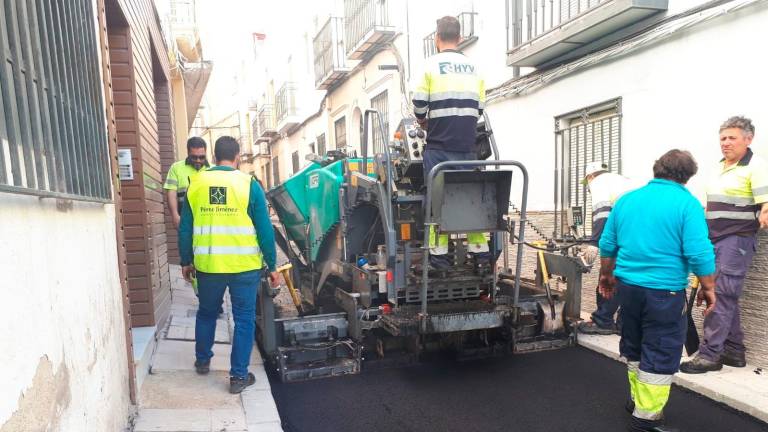 El Ayuntamiento de Jaén asfalta la calle Agustina de Aragón para solucionar problemas de calado El Ayuntamiento de Jaén asfalta la calle Agustina de Aragón para solucionar problemas de calado