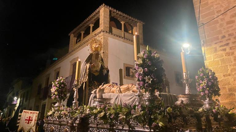 Silencio sepulcral en Baeza ante el paso de Cristo Yacente Silencio sepulcral en Baeza ante el paso de Cristo Yacente