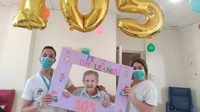Felicidades por tus 105 años, Magdalena ¡Qué grande eres! Felicidades por tus 105 años, Magdalena ¡Qué grande eres!