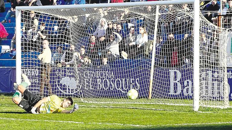 El Linares Deportivo pone la directa por el título de Liga