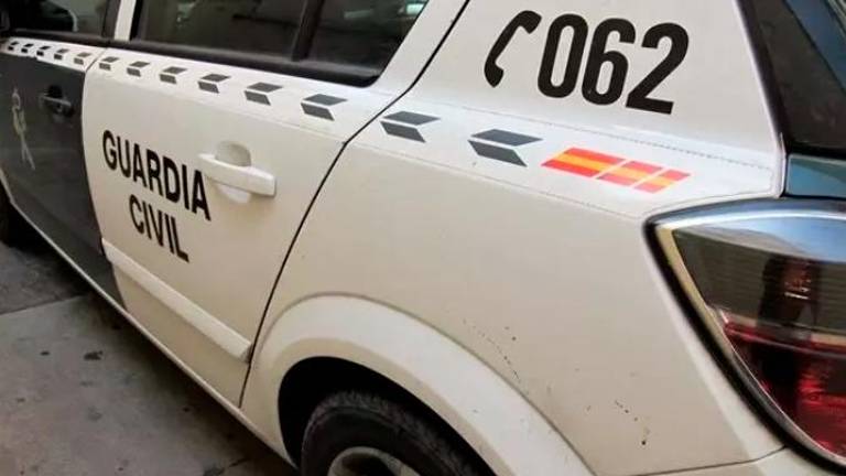 Un hombre mata a su expareja a puñaladas y se entrega a la Guardia Civil en Granada Un hombre mata a su expareja a puñaladas y se entrega a la Guardia Civil en Granada