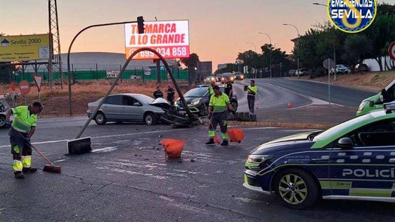 La Policía Local busca al conductor y los ocupantes de un coche tras la colisión con un semáforo en Sevilla La Policía Local busca al conductor y los ocupantes de un coche tras la colisión con un semáforo en Sevilla