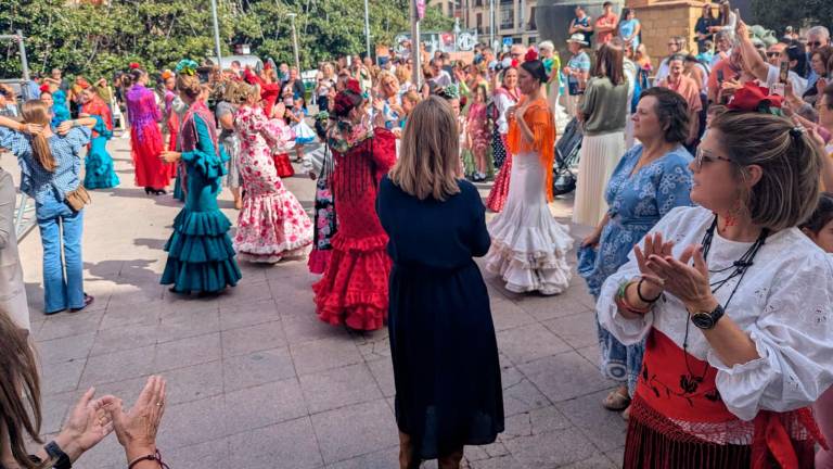 El centro de Jaén baila por sevillanas en un flashmob El centro de Jaén baila por sevillanas en un flashmob