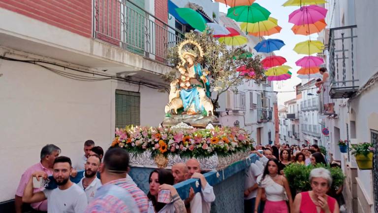 La Divina Pastora se luce en las calles y bendice a La Guardia de Jaén La Divina Pastora se luce en las calles y bendice a La Guardia de Jaén