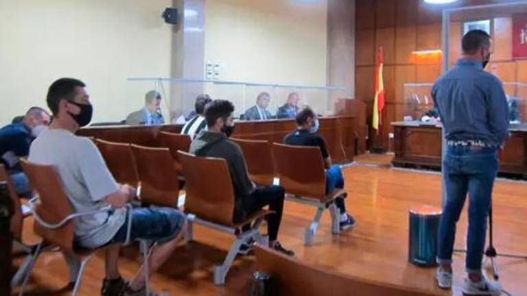 El TSJA absuelve a uno de los condenados por dar una paliza a tres inmigrantes tras quedar por redes El TSJA absuelve a uno de los condenados por dar una paliza a tres inmigrantes tras quedar por redes