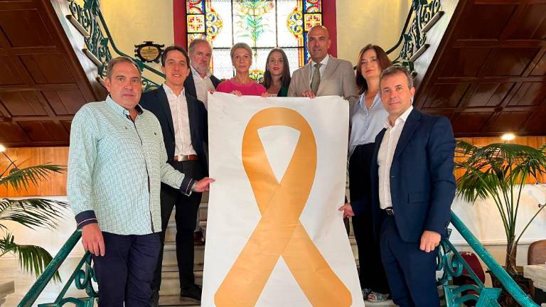 Un lazo dorado presidente el Ayuntamiento para sensibilizar sobre el cáncer infantil Un lazo dorado presidente el Ayuntamiento para sensibilizar sobre el cáncer infantil