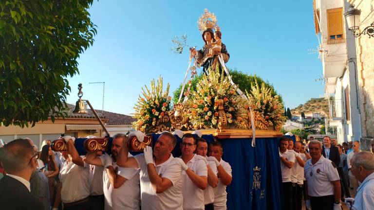 La patrona de Chilluévar se abre paso ante sus fieles en una tarde mágica La patrona de Chilluévar se abre paso ante sus fieles en una tarde mágica