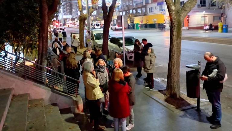 Decenas de jiennenses se quedan en la calle sin el Concierto de Año Nuevo Decenas de jiennenses se quedan en la calle sin el Concierto de Año Nuevo