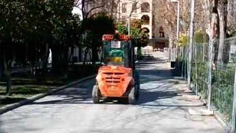 Denuncian la entrada de una carretilla elevadora en el parque de La Alameda Denuncian la entrada de una carretilla elevadora en el parque de La Alameda
