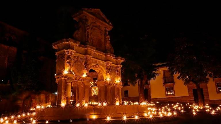 Baeza engalanada crea una noche mágica en las calles empedradas del casco histórico Baeza engalanada crea una noche mágica en las calles empedradas del casco histórico