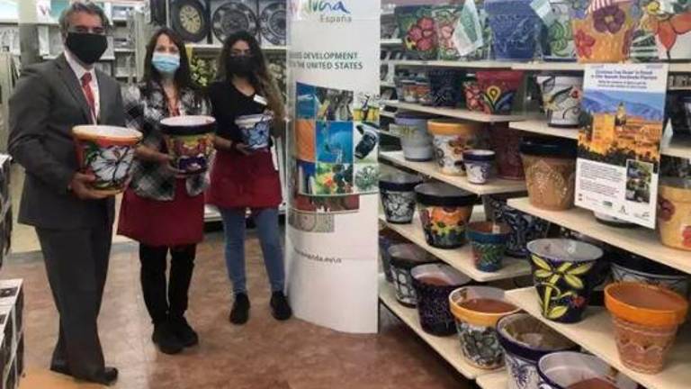 Tres empresas de Bailén fomentan la cerámica andaluza en Estados Unidos Tres empresas de Bailén fomentan la cerámica andaluza en Estados Unidos