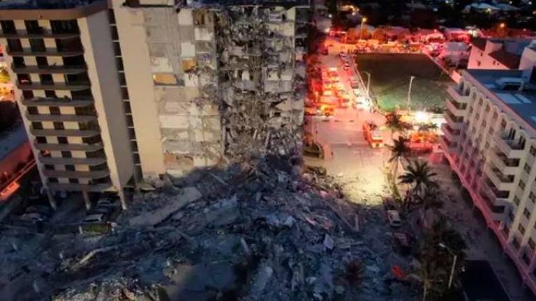 Aumentan a 5 los fallecidos a causa del derrumbe de un edificio residencial en Miami Aumentan a 5 los fallecidos a causa del derrumbe de un edificio residencial en Miami