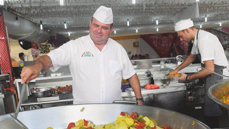 Migas y paellas, entre los manjares más demandados en una feria con sello andaluz Migas y paellas, entre los manjares más demandados en una feria con sello andaluz