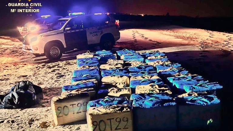 Dos detenidos tras intervenir 70 fardos de hachís en la playa de Isla Cristina Dos detenidos tras intervenir 70 fardos de hachís en la playa de Isla Cristina