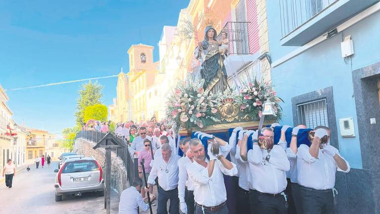 De misa y procesión en Paz por Chilluévar De misa y procesión en Paz por Chilluévar