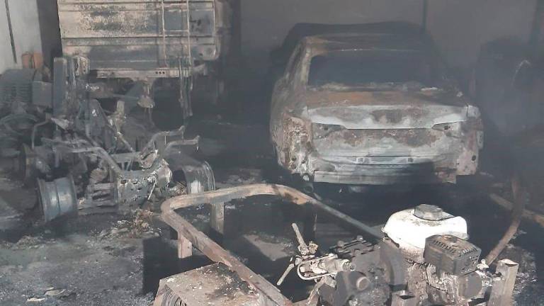 Un incendio calcina vehículos y maquinaria en una nave en Porcuna Un incendio calcina vehículos y maquinaria en una nave en Porcuna